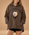 Sudadera con bolsillo para mascota en color marrón, con un pomerania asomando por la ventana del bolsillo