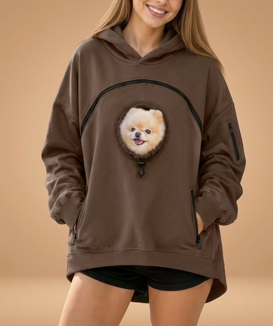 Sudadera con bolsillo para mascota en color marrón, con un pomerania asomando por la ventana del bolsillo