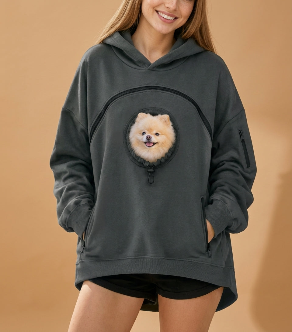 Sudadera con bolsillo para mascota en color gris antracita, con un pomerania asomando por la ventana del bolsillo