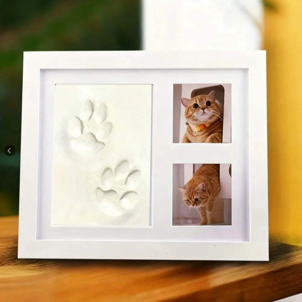 Marco blanco con dos huellas y fotos de un gato